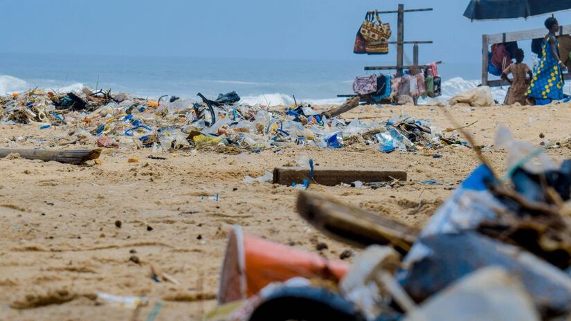 
Do plástico ao prato: o estudo reforça a necessidade de conter o lixo antes que chegue ao mar, em apoio à Estratégia Nacional Oceano sem Plástico. / Pexels