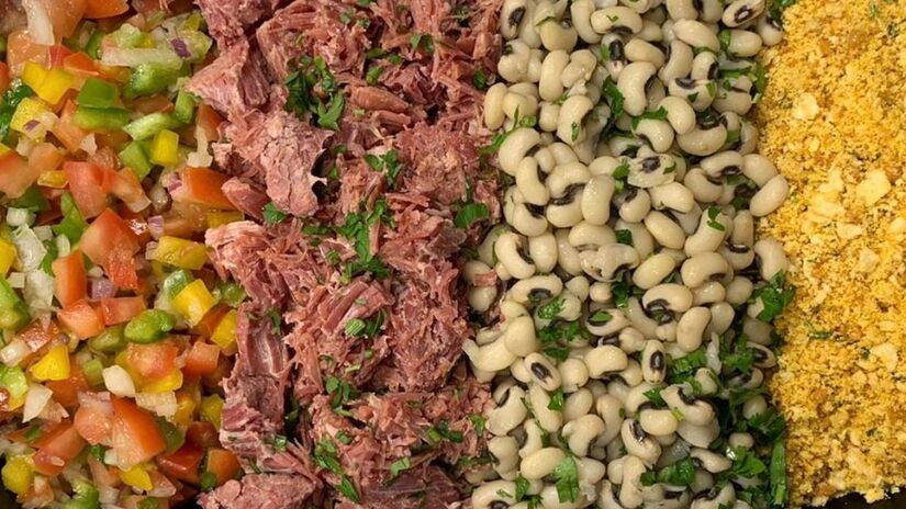 O arrumadinho é um prato típico do Nordeste brasileiro que combina arroz, feijão verde ou feijão de corda, carne de sol desfiada / Divulgação