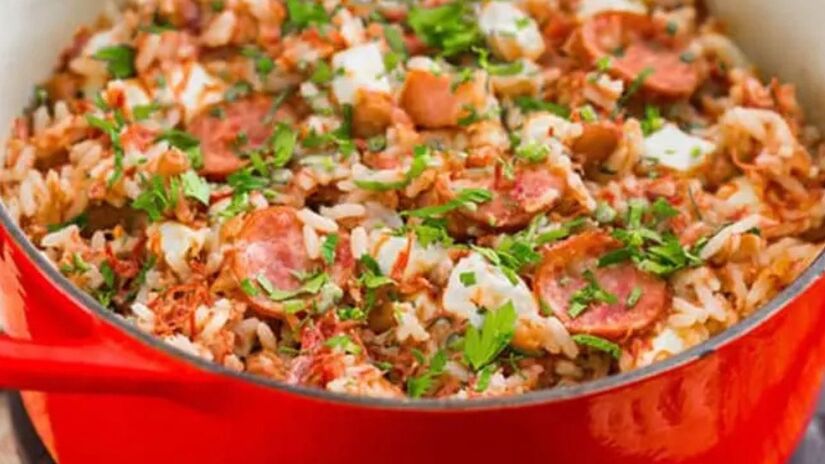 O tradicional Baião de Dois combina arroz, feijão-verde, queijo coalho e temperos marcantes, celebrando a culinária e a cultura do Nordeste. / Divulgação