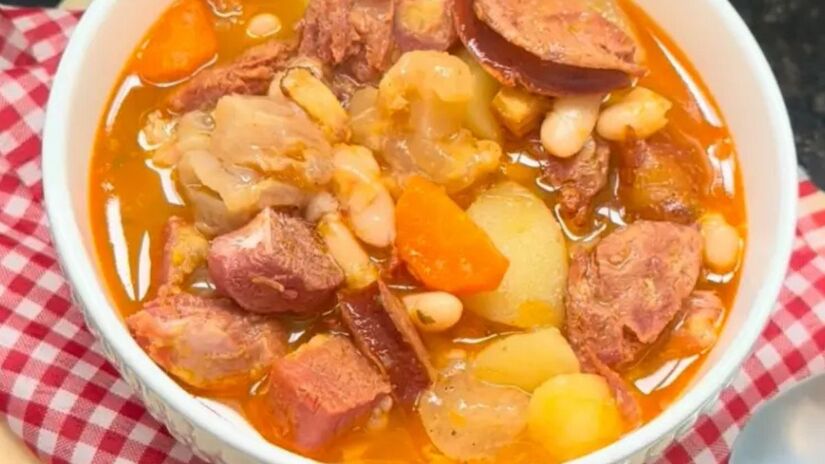 O mocotó é um prato típico nordestino, feito com patas e ossos de boi, cozidos lentamente / Divulgação 