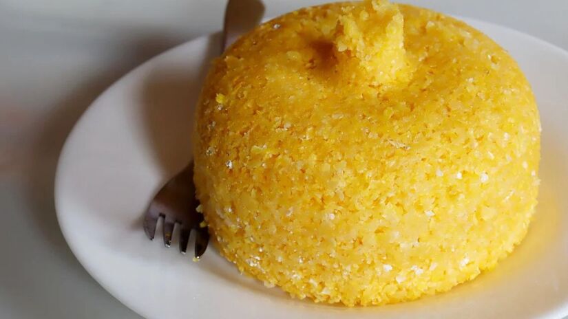 O cuscuz nordestino é uma iguaria feita com flocos de milho cozidos no vapor, geralmente acompanhado de manteiga, queijo, ovos ou carne seca, perfeito para o café da manhã ou lanche, com sabor simples e marcante da culinária regional / Divulgação 