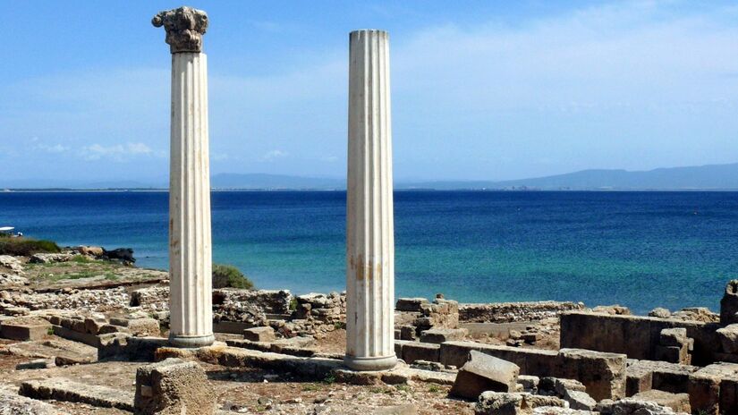 Colunas romanas preservadas em Tharros, um dos mais importantes sítios arqueológicos da Sardenha / Simon.zfn/Wikimedia Commons