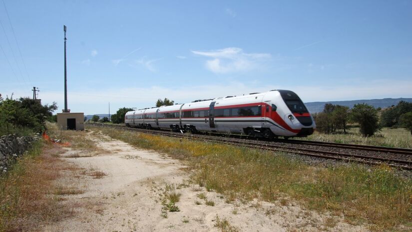 Trem ATR 365 em operação na Sardenha, parte da modernização do transporte ferroviário da ilha / Gianni Careddu/Wikimedia Commons