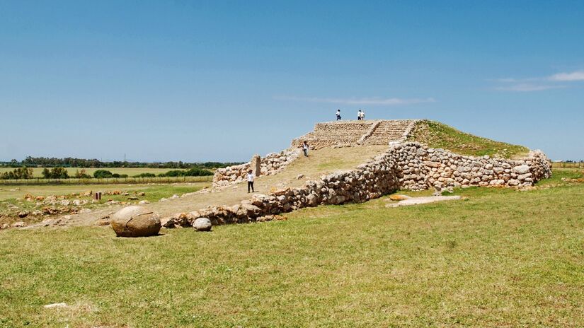 Monte d'Accoddi, antiga estrutura megalítica da Sardenha, patrimônio histórico protegido pelo MIBAC / Cristiano Cani/Wikimedia Commons