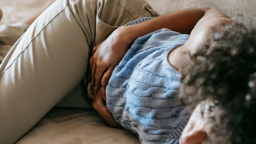 Fique atento a dores abdominais intensas, náuseas e vômitos após consumir bebidas de procedência duvidosa / Pexels