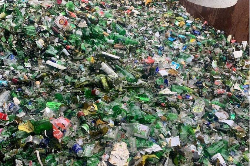 Na cidade de São Vicente, a Cooperativa Rainha da Reciclagem realiza o processamento de vidros, impedindo que garrafas retornem à circulação e sejam utilizadas para fins ilícitos/Divulgação