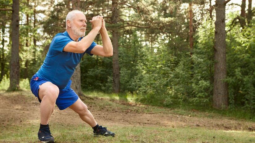 O corpo é feito para se mover. Mesmo movimentos simples, como uma caminhada ou alongamento diário, fortalecem ossos, melhoram a circulação e renovam a energia. Começar devagar é o suficiente para reacender a vitalidade/ karlyukav/Freepik
