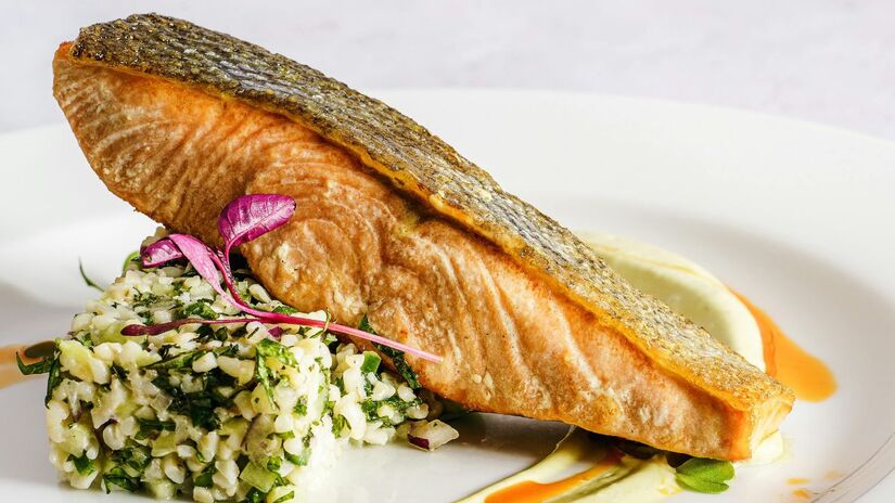 Gordura do bem faz bem!

Ingerir gorduras saudáveis é um dos principais hábitos das populações que vivem mais. Alimentos como azeite de oliva, abacate, nozes e peixes ricos em ômega-3 são parte do dia a dia e ajudam a proteger o coração, o cérebro e até a controlar a inflamação no corpo / Pexels
