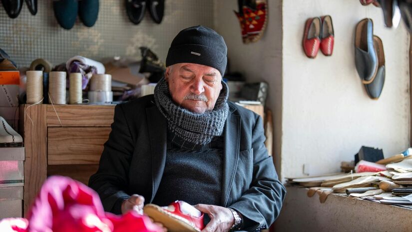 Encontre o seu propósito 

Para os okinawanos e outros habitantes das Blue Zones, ter um propósito claro é o que dá sentido a cada dia. Seja no trabalho, na família ou naquele momento especial com amigos, saber o porquê de se levantar da cama é um dos segredos para uma vida longa e feliz / Pexels
