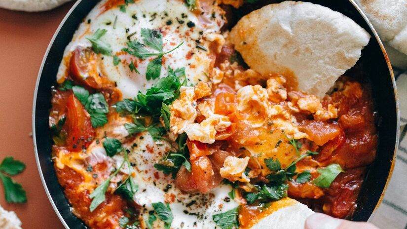 A base da receita leva tomates, cebola, pimentão e ovos, mas pode ganhar versões com queijo feta, grão-de-bico ou espinafre / Pexels