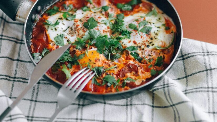 Originária do Norte da África, a shakshuka conquistou o mundo com sua mistura vibrante de ovos, tomates e especiarias / Pexels