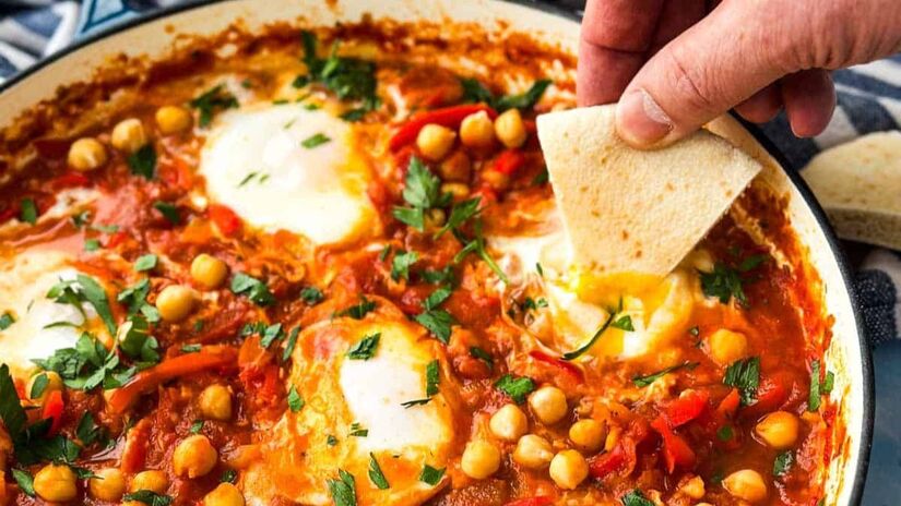 O prato é preparado em uma única frigideira e servido bem quente, direto da panela, ideal para compartilhar / Pexels