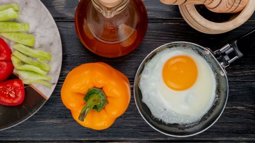 Adicionar vinagre ao cozinhar ovos acelera a coagulação da clara sem endurecer a gema/Freepik