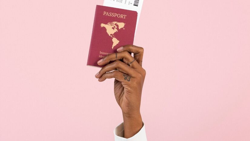 Sistema de Entrada e Saída (EES) identifica viajantes por foto e impressões digitais/Freepik