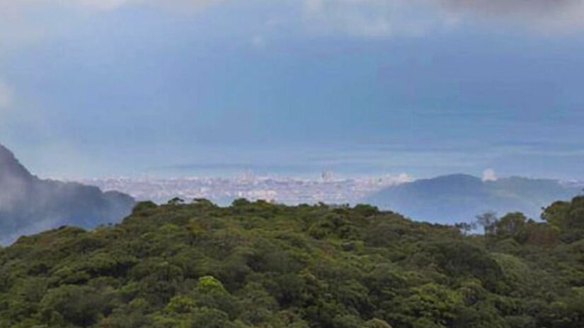 Por ser uma área de proteção ambiental (APA Capivari-Monos) e de zoneamento rural, não há arranha-céus ou poluição visual que bloqueiem a vista. Parque Estadual Serra do Mar / Reprodução