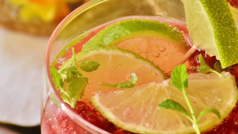 A água saborizada é uma forma natural e refrescante de manter a hidratação / Pixabay