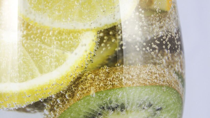 Beber água saborizada ajuda na digestão e na eliminação de toxinas / Pixabay