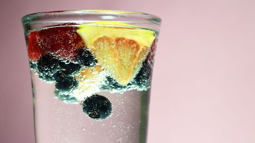 A combinação de água com frutas e ervas forma uma combinação deliciosa e nutritiva / Pixabay