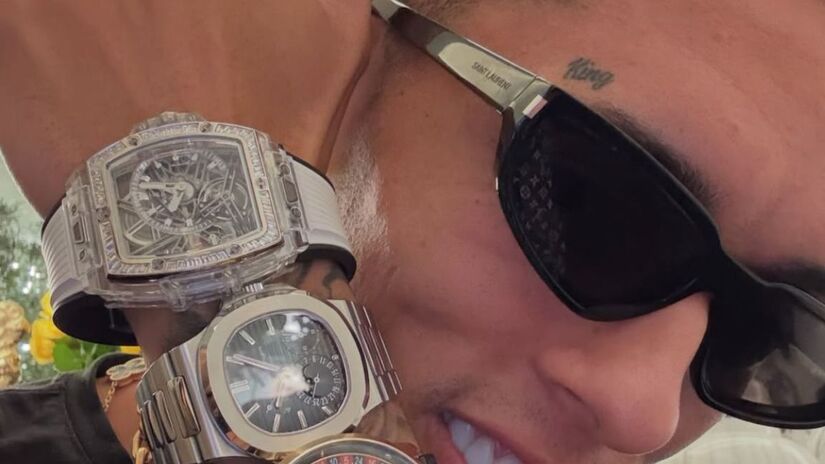 Nas redes sociais, o influenciador exibe uma vida de luxo com relógios, joias e roupas de luxo/Instagram 