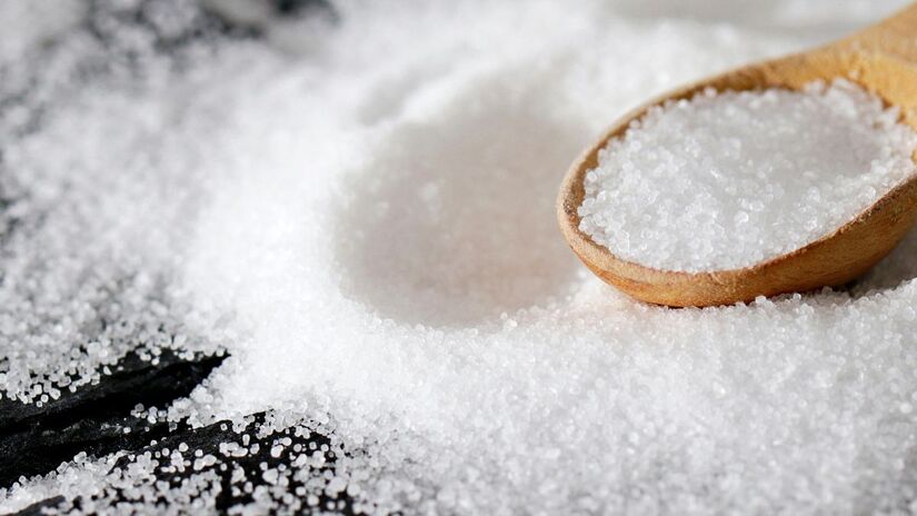 Sal /Pexels 
Modo de preparo e aplicação:

1.Encha a panela com água.

2. Adicione duas ou três colheres de sal.

3. Leve ao fogo e deixe ferver por alguns minutos.

4. Desligue o fogo e aguarde esfriar.

5. Limpe com uma esponja não abrasiva e enxágue.

6. Seque bem antes de guardar.
