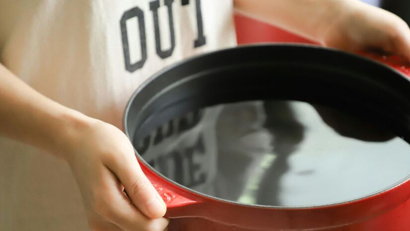 Bicarbonato de sódio: o clássico que funciona /Pexels
Modo de preparo e aplicação:

1. Enxágue a panela com água morna 

2. Misture bicarbonato de sódio com um pouco de água até formar uma pasta espessa.

3. Aplique nas áreas manchadas e esfregue com uma esponja não abrasiva.

4. Enxágue bem e seque completamente.
