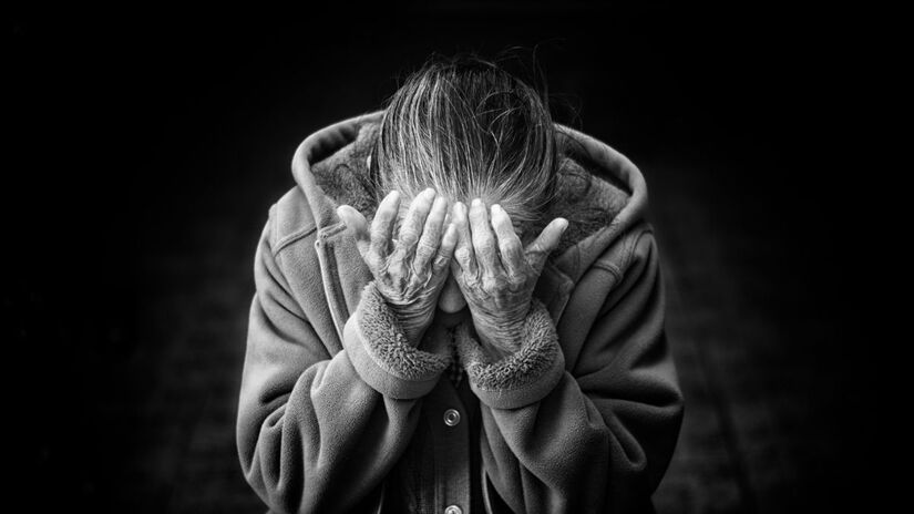 Alterações cerebrais naturais não explicam maior prevalência de Alzheimer em mulheres/Unsplash