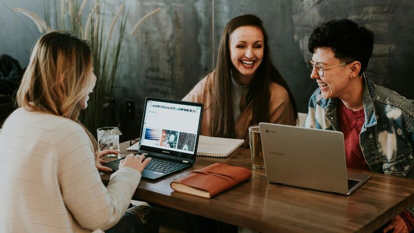 Jovens da geração Z evitam empregos básicos e empresas recorrem à inteligência artificial/Unsplash