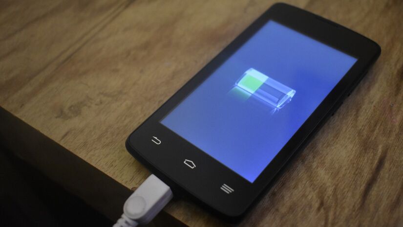 O uso intenso do aparelho faz com que muitos usuários deixem o celular conectado a uma fonte de energia por muito tempo / Pixabay