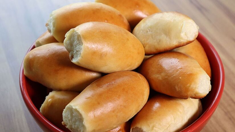 Para a massa:
250 g de farinha de trigo (2 xícaras)
6 g de sal ( colher de sopa)
12 g de açúcar (1 colher de sopa)
1 ovo
70 a 80 g de leite integral ( xícara)
24 g de manteiga sem sal (1½ colher de sopa)
A esponja feita acima

/Internet