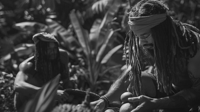 Os banhos de ervas são sagrados em religiões de matrizes africanas e indígenas/Freepik