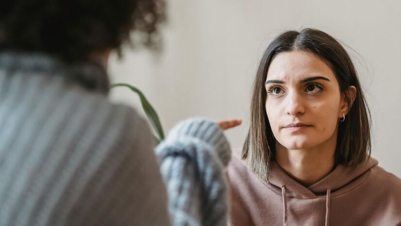 Colegas tóxicos podem criticar tudo e prejudicar a harmonia da equipe/Pexels