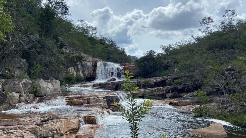 As cachoeiras cristalinas da região, como a do Patrício e a do Cochó, revelam paisagens que mesclam serra, areia e poços naturais / Blog Anderson Sotero 