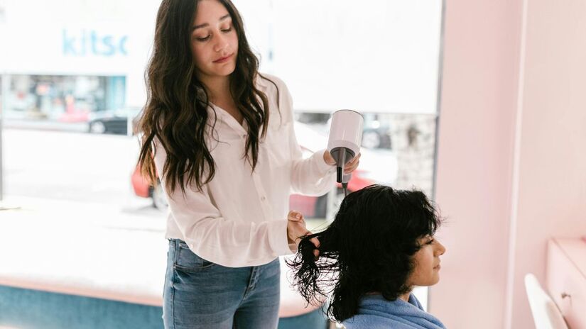 Garantir que o cabelo esteja completamente molhado antes do xampu ajuda a espalhar melhor o produto e evita excesso/Pexels