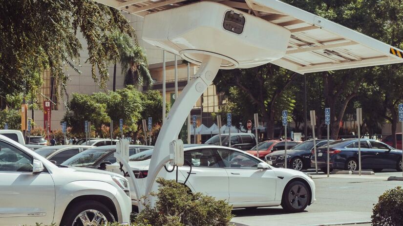 A Porsche cancelou seu SUV elétrico de ponta e agora aposta novamente em motores a combustão e modelos híbridos/Pexels