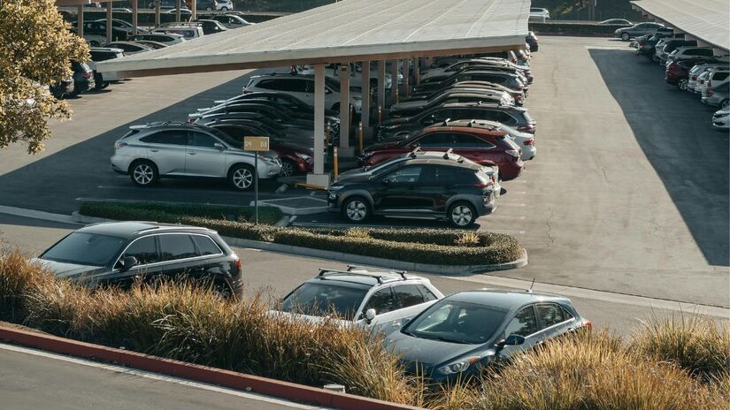A Mercedes-Benz adia o plano de ter frota 100% elétrica até 2030 e mantém a produção de veículos a combustão por mais tempo/Pexels