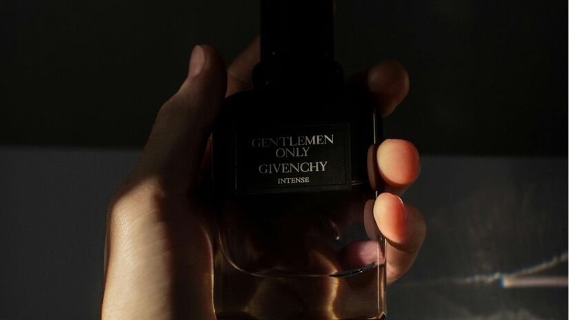 A fixação surpreende: alguns duram até oito horas na pele, com aromas que evoluem ao longo do dia/Pexels