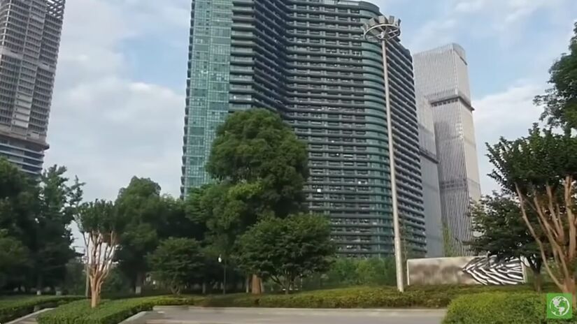 A principio, o Regent Park International Center foi idealizado como um hotel, mas acabou se tornando um prédio de moradias (Youtube/Reprodução)