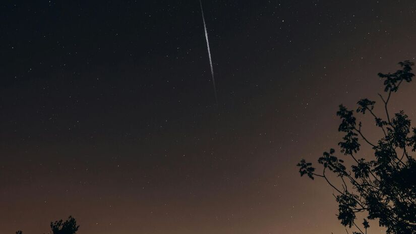 Meteoros rápidos deixam trilhas brilhantes que podem durar segundos ou minutos, às vezes criando bolas de fogo/Pexels