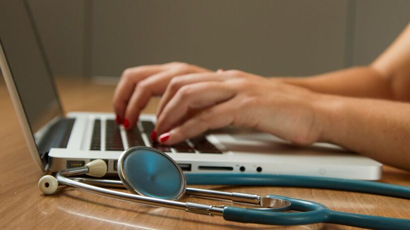 A prevenção é o melhor remédio: faça check-ups regulares e mantenha as vacinas em dia/Unplash