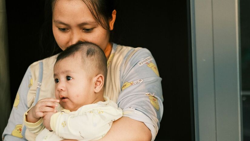 A queda nas taxas de natalidade é um fenômeno global: hoje, a média mundial é de apenas 2,3 filhos por mulher  o nível mais baixo da história. /Unsplash