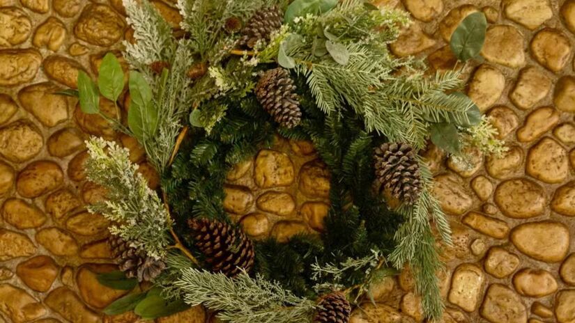 2- Amarre o festão em uma ponta do círculo e vá preenchendo todo o arame com ele, até ficar todo e completamente preenchido pelo festão. Aconselhamos comprar o festão da cor verde, caso você queira uma guirlanda mais tradicional. Mas se o objetivo é ousar, aposte em outras cores como rosa, amarelo, azul ou branco/ Claudia Pixu