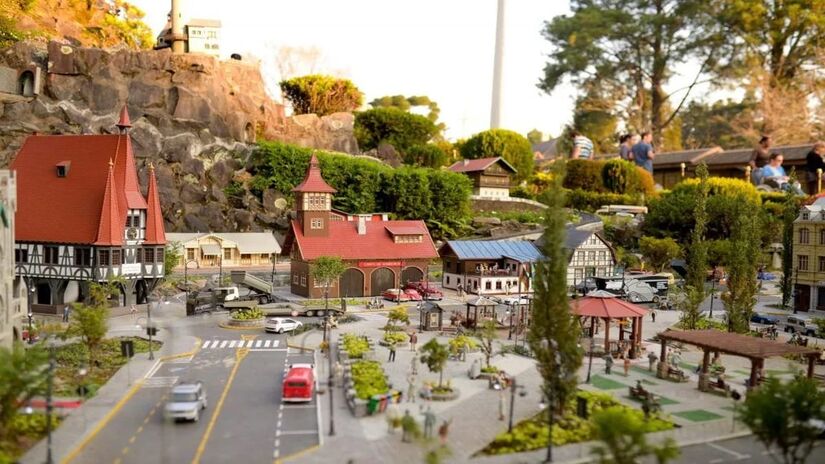 Entre as atrações que mais chamam a atenção dos turistas é o "Mini Mundo", que conta com réplicas em miniaturas das cidades (Divulgação)