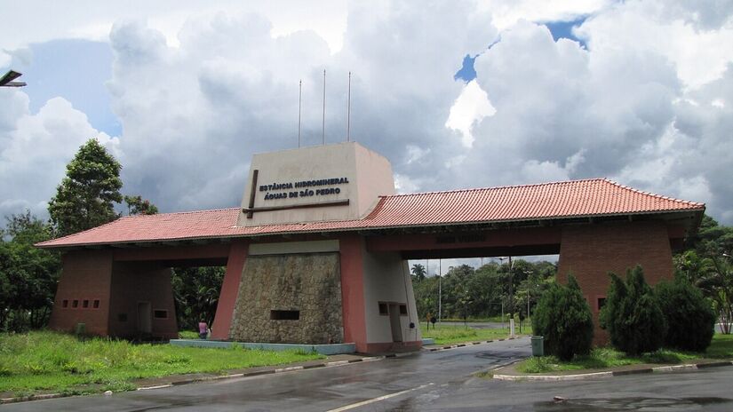 O portal de entrada de Águas de São Pedro marca o acesso à cidade e recebe moradores e turistas / Marcos Guerra/Wikimedia Commons