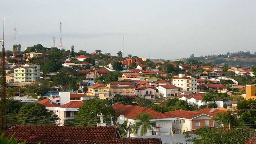 Vista parcial de Águas de São Pedro revela ruas arborizadas e a harmonia entre natureza e urbanização / Eduardo Shiroma/Wikimedia Commons