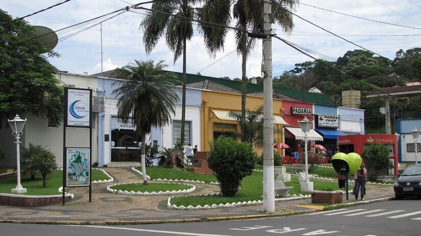 As sedes da prefeitura e da câmara municipal de Águas de São Pedro aparecem lado a lado, com o prédio azul à esquerda e o amarelo ao centro / Marcos Guerra/Wikimedia Commons