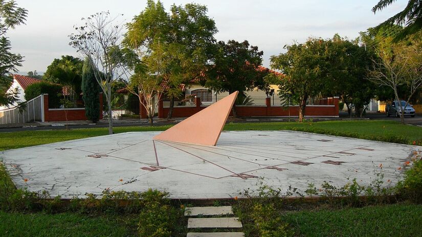O relógio de sol em Águas de São Pedro é um marco histórico que combina ciência e beleza / Eduardo Shiroma/Wikimedia Commons