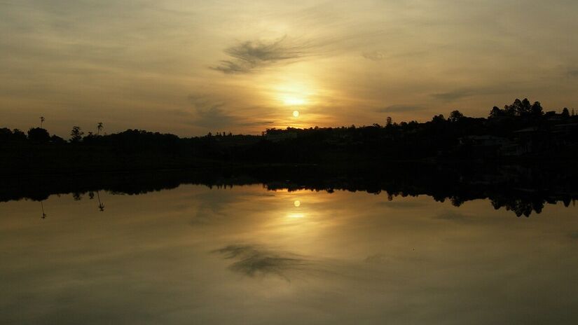 O pôr-do-sol no Lago das Palmeiras em Águas de São Pedro colore o céu com tons dourados e alaranjados / Eduardo Shiroma/Wikimedia Commons
