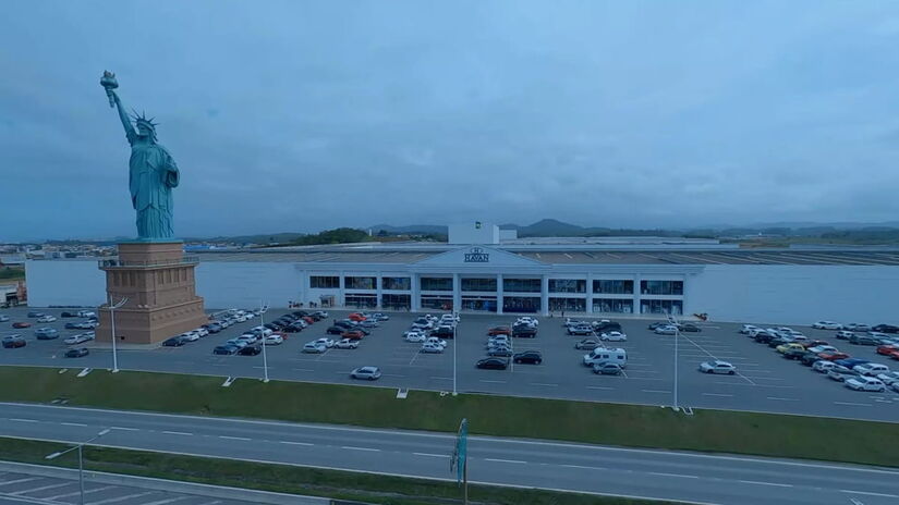 Seu tamanho é tão grande que é possível ver de longe na BR-101 (Havan/Divulgação)