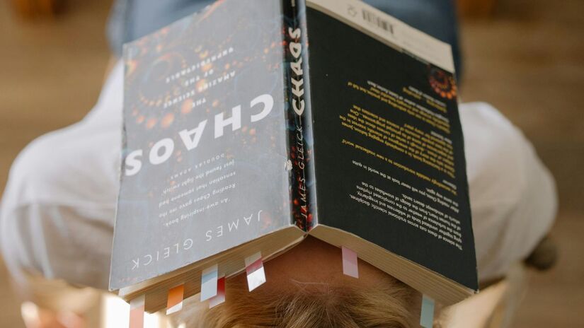 Entre as alternativas que podem ser feitas para evitar eventuais problemas da prática, estão ler, fazer atividades que agradem e até mesmo meditar (cottonbro studio/Pexels)