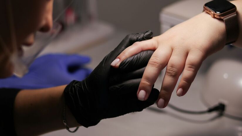 A proibição visa proteger a saúde de consumidores e profissionais expostos à luz UV ou LED /Unsplash
